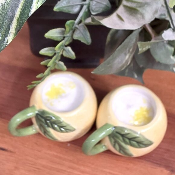 Super Cute Lemon Set of 2 Candles - Lightly Scented Soy Wax - New - Picture 3 of 4